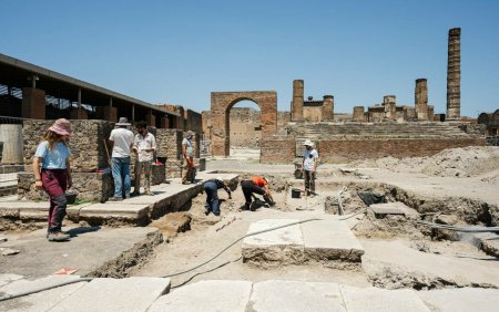 O <span style='background:#EDF514'>BRUTAR</span>ie-inchisoare, in care sclavii erau tinuti inchisi si obligati sa faca paine, a fost descoperita in Pompeii