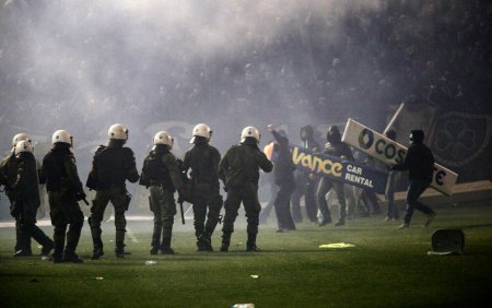 Politist ranit grav la Atena, in incidentele dintre ultrasii lui Olympiakos Pireu si <span style='background:#EDF514'>PANATHINAIKOS</span>, la un meci de volei