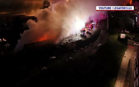 Trei tineri ar fi provocat incendiul de <span style='background:#EDF514'>LA MALL</span>-ul din Cluj-Napoca. Ar fi aruncat o petarda peste materiale depozitate