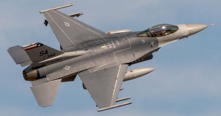Un avion de lupta american F-16 s-a prabusit in Coreea de Sud. Pilotul a reusit sa se catapulteze