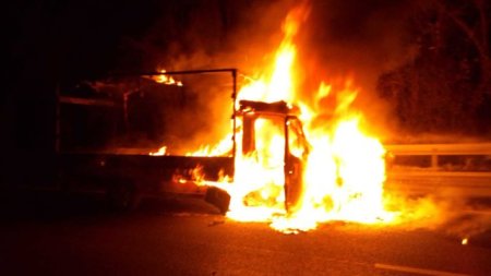 Un camion incarcat cu mobila a luat foc pe Valea Oltului. Trafic oprit