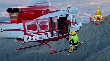 Caine salvat cu elicopterul, dupa ce a cazut 100 de metri in gol de pe o stanca, in Italia | VIDEO
