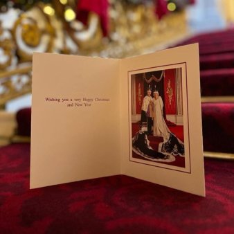 Palatul Buckingham face publica <span style='background:#EDF514'>FELICITARE</span>a de Craciun din acest an: Regele Charles al III-lea si Regina Camilla in Sala Tronului