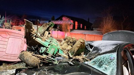 Accident infiorator intre un autoturism si un tractor, la Suceava. Un barbat a murit, iar alte doua victime se  afla in spital