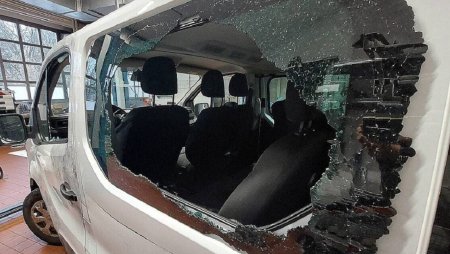 O politista si un politist au tras cu pusca de asalt si pistolul in masina condusa de un roman, in Austria. Doi oameni din vehicul, loviti de gloante