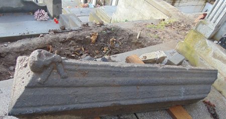 Piatra funerara asemanatoare cu a unui pirat ingropat la <span style='background:#EDF514'>SULINA</span>, descoperita in Transilvania