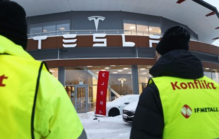 Probleme tot mai mari pentru Tesla in Suedia: Sindicalistii care ii reprezinta inlusiv pe gunoieri anunta ca nu vor mai colecta <span style='background:#EDF514'>DESEURILE</span> companiei
