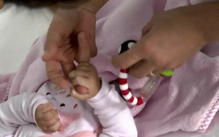 Miruna, fetita de sase luni din Galati, salvata cu o operatie complicata pe creier. Ajunsese in coma la spitalul din Iasi