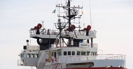 Nava-ambulanta Ocean <span style='background:#EDF514'>VIKING</span> interventie pentru salvarea 26 de migranti in Marea Mediterana
