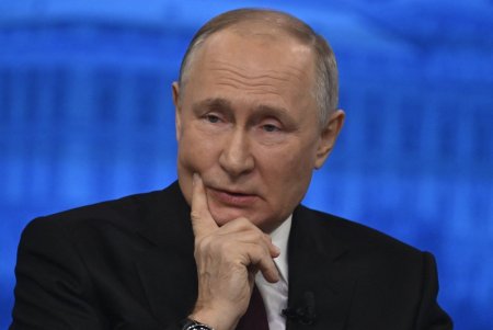 Reactia lui Vladimir Putin in momentul in care a fost confruntat cu o dublura a sa, in timpul sesiunii maraton de intrebari si raspunsuri. VIDEO