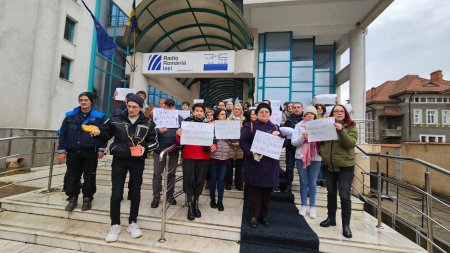 Angajatii Radio Iasi, protest spontan pentru salarii si conditii de lucru mai bune: Aducem hartie igienica de acasa