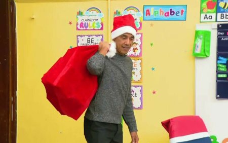 <span style='background:#EDF514'>BARAC</span>k Obama a impartit cadouri la o scoala imbracat in costum de Mos Craciun