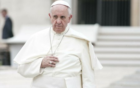 Chirurgul papei Francisc, suspectat de fals in inscrisuri. El a incasat sume care nu i se cuveneau