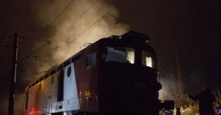 Incendiu la un tren de calatori! Locomotiva a luat foc in mers. Traficul feroviar este oprit