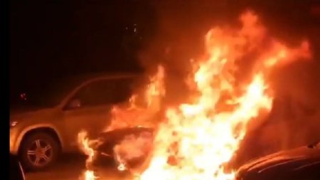 <span style='background:#EDF514'>ATAC IN STIL MAFIOT</span>: o masina a fost incendiata si s-a facut scrum, la Iasi | Vehiculul apartinea unei firme de paza