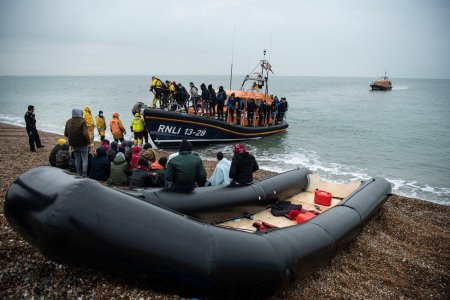 Un migrant a murit iar altul a fost grav ranit, dupa ce o barca cu 60 de oameni la bord a <span style='background:#EDF514'>NAUFRAGIAT</span> pe Canalul Manecii