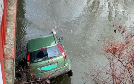 Un autoturism a derapat si a cazut in apele raului Tarnava. In masina se afla doar soferul, care a fost ranit usor