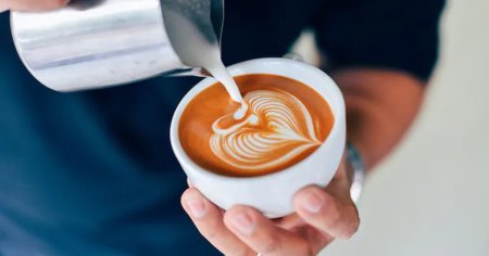 Cafeaua cu lapte poate ajuta la combaterea inflamatiei. Concluzia unui studiu privind cea mai <span style='background:#EDF514'>CONSUMATA</span>  bautura