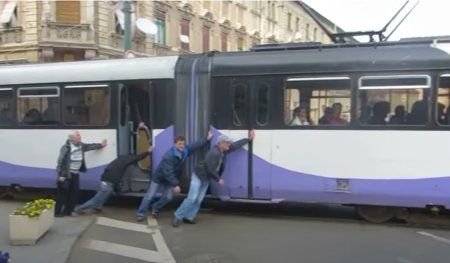 Un tramvai a fost impins de calatori, la Timisoara, dupa ce s-a blocat in mijlocul unei intersectii – VIDEO