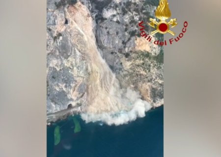 <span style='background:#EDF514'>ALUNECARI</span> masive de teren in zona lacului Garda din Italia. O portiune din munte s-a prabusit in apa