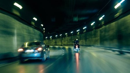 Reguli privind strecurarea <span style='background:#EDF514'>BICICLIST</span>ilor si motociclistilor printre masinile din trafic. Ce prevede legea din Romania