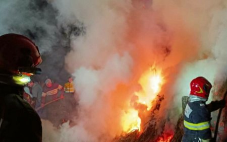 Incendiu violent in judetul Vaslui, dupa ce cativa copii care s-au jucat cu focul. 12 tone de <span style='background:#EDF514'>LUCERNA</span> s-au facut scrum