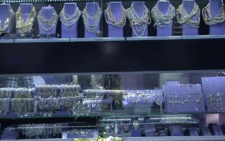 Bijuteriile cu diamante si hainele de lux, printre cele mai vanate cadouri extravagante de Craciun. Cat costa