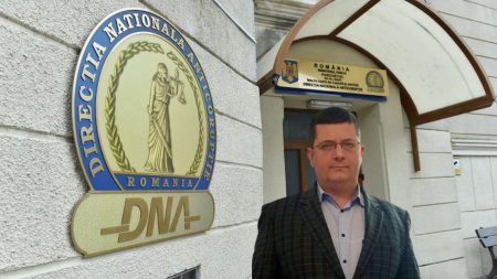 Directorul Colegiului National Vasile <span style='background:#EDF514'>ALECSA</span>ndri din Iasi a fost trimis in judecata de DNA