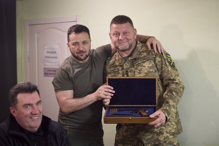 Increderea ucrainenilor in presedintele Volodimir Zelenski s-a redus drastic, arata un sondaj. Armata si generalul Zalujnii conduc topul