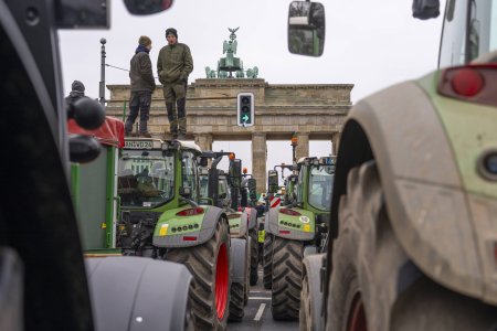 Taxa pe motorina i-a infuriat pe fermierii germani. Au venit sa protesteze cu tractoarele la Berlin, in fata Portii Brandenburg | VIDEO