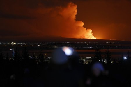Un vulcan a erupt in Islanda, dupa saptamani activitate seismica intensa. Eruptia ameninta un oras cu mii de locuitori, intre timp evacuati