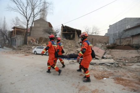 Bilantul victimelor cutremurul din China creste la 127 de morti si 730 de raniti. 155.000 de locuinte avariate si pagube importante. Sute de persoane evacuate. Putin ii transmite lui Xi condoleante profunde