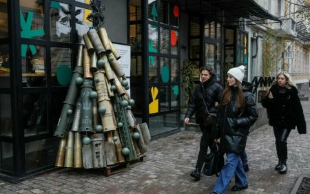 Brad inedit de Craciun in Kiev, format din obuze de artilerie folosite si parti de rachete. Razboiul din Ucraina continua