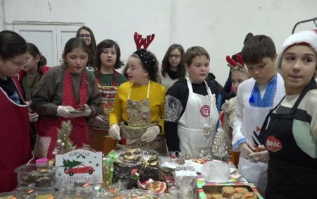 Elevii unui liceu din Alba Iulia strang bani pentru biblioteca scolii. Au organizat un targ de Craciun in incinta scolii
