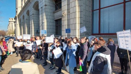Consilierii de <span style='background:#EDF514'>PROBATIUNE</span> au protestat in fata Ministerului Justitiei