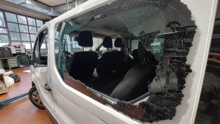Politista care a tras cu pusca de asalt in masina unui roman, in Austria, si a ranit un pasager a carui viata e in pericol, e anchetata pentru tentativa de omor