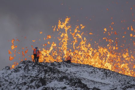 Turistii veniti sa admire vulcanii din Islanda, avertizati sa se gandeasca de patru ori inainte sa se apropie de locul unei <span style='background:#EDF514'>ERUPTII</span>