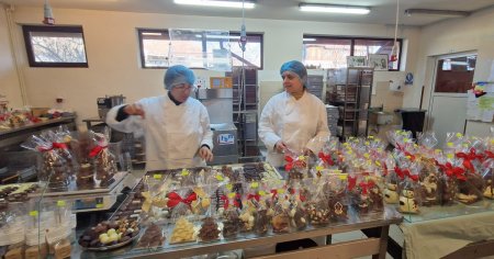 Munca pe rupte la o fabrica de ciocolata belgiana din Gorj, in preajma Craciunului. Toti vor sa faca un cadou dulce FOTO