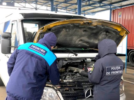 Un microbuz Mercedes furat din Parma (Italia), oprit la granita de la Prut dupa 24 de ore