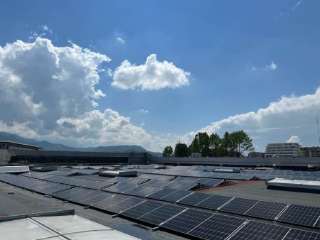 Auchan instaleaza panouri fotovoltaice pe hipermarketurile sale printr-un parteneriat cu Helexia