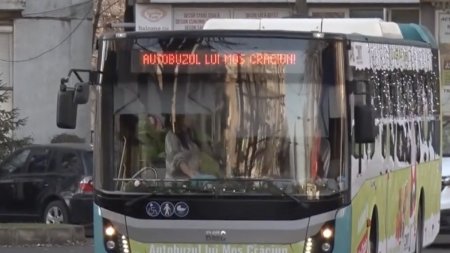 Autobuzul lui Mos Craciun circula prin Galati: Toti copiii care urca primesc cadouri