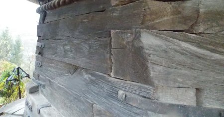 Ce simbolizeaza funia sculptata care inconjoara biserica de lemn de la Sarbi-Susani, Maramures FOTO