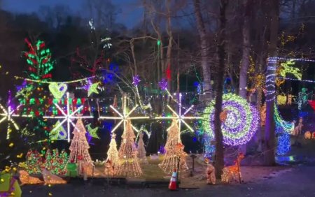 O familie din SUA impresioneaza lumea cu luminile de Craciun. Peste 720.000 de <span style='background:#EDF514'>BECURI</span> colorate sunt amplasate la casa lor