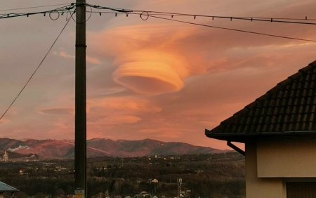 Norul OZN care i-a inspaimantat pe locuitorii din Campulung <span style='background:#EDF514'>MUSCEL</span>. Imaginea stranie a creat isterie GALERIE FOTO & VIDEO