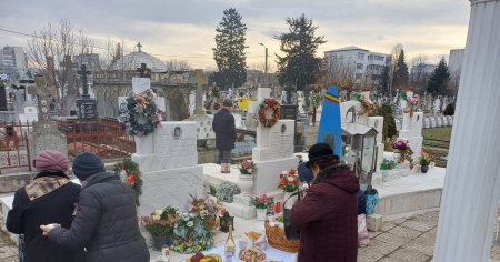 Cine sunt eroii Revolutiei din 1989 inmormantati in Cimitirul Central din Bacau. Povestea speciala a lui Ciprian <span style='background:#EDF514'>PINTEA</span> FOTO