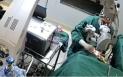 Medic filmat in timp ce isi loveste pacientul cu pumnul in cap in timpul operatiei. VIDEO