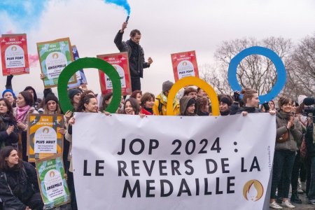 Migrantii si romii, inclusiv din Romania, sunt mutati din locuintele ocupate ilegal in Paris inainte de Jocurile Olimpice din 2024