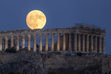 Grecia anunta tururi inedite la <span style='background:#EDF514'>ACROPO</span>la din Atena in afara programului, la un pret piperat