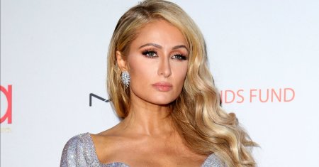 Paris Hilton il asteapta pe Mos Craciun mai mult dezbracata! Imagini incendiare