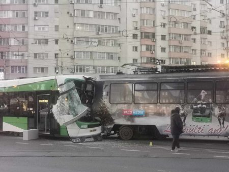 Doua tramvaie s-au ciocnit violent in Bucuresti. Trei persoane au fost transportate la spital